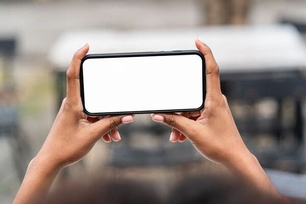 ⓒ게티이미지뱅크(휴대폰 보는)