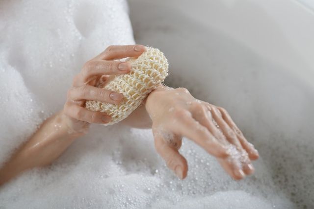 ⓒ게티이미지뱅크(샤워타월 사람)