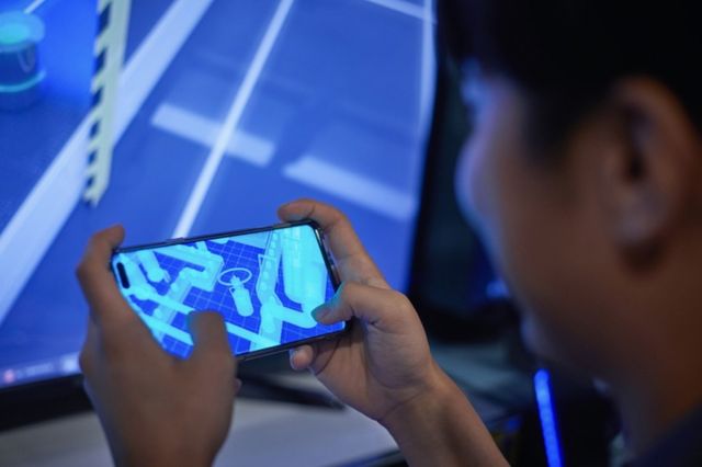 ⓒ게티이미지뱅크(폰게임하는 청소년)