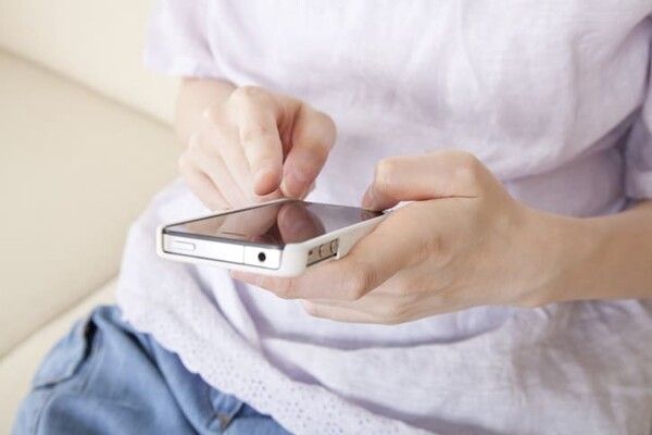 ⓒ게티이미지뱅크(휴대폰 보는)