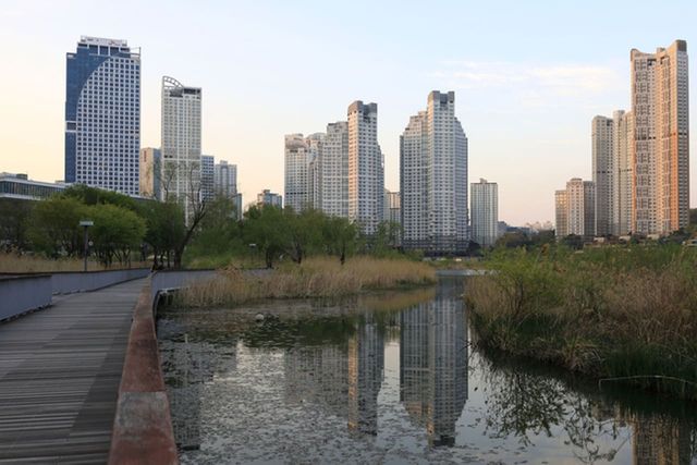 ⓒ게티이미지뱅크(아파트 산책로)