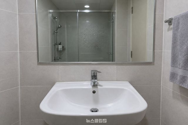 샤워 뒤 거울 중앙에 작은 물방울이 맺혀 반사가 흐릿하게 보이는 모습. / 기사 이해를 돕기 위한 생성형 이미지