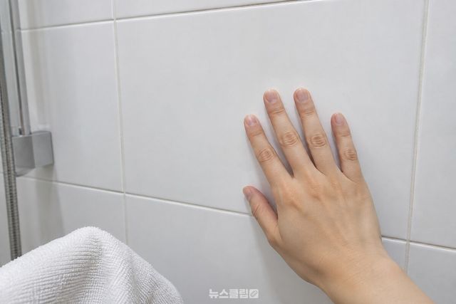 마른 수건으로 닦은 매끄러운 타일 표면을 가까이에서 확인하는 모습. / 기사 이해를 돕기 위한 생성형 이미지