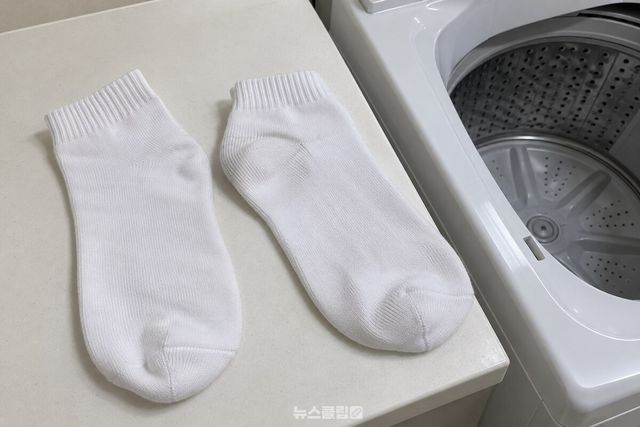 깨끗한 흰 양말 뒤꿈치에 남은 옅은 회색 자국을 가까이에서 살핀 모습. / 기사 이해를 돕기 위한 생성형 이미지