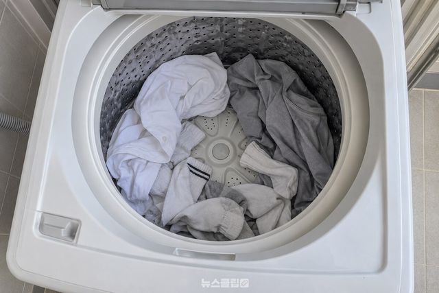 빨래를 너무 빽빽하지 않게 담은 통돌이 세탁조의 내부. / 기사 이해를 돕기 위한 생성형 이미지