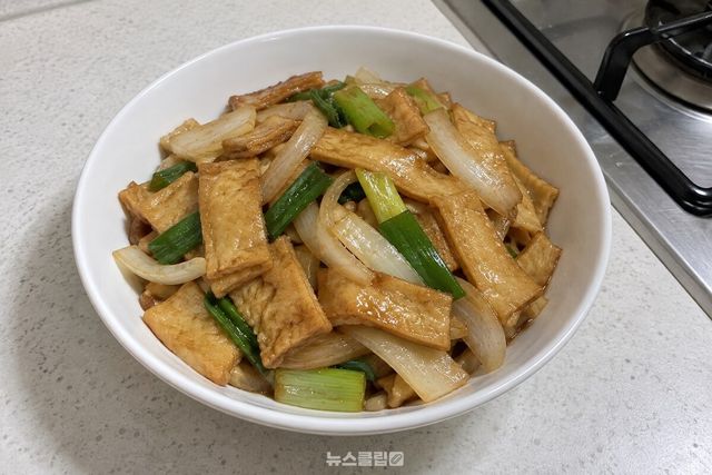 물기를 먼저 날린 뒤 양념을 입혀 윤기 있게 볶아 낸 어묵볶음. / 기사 이해를 돕기 위한 생성형 이미지