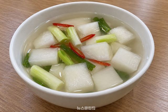 맑은 국물에 무와 채소를 담아 낸 동치미 / 기사 이해를 돕기 위한 생성형 이미지