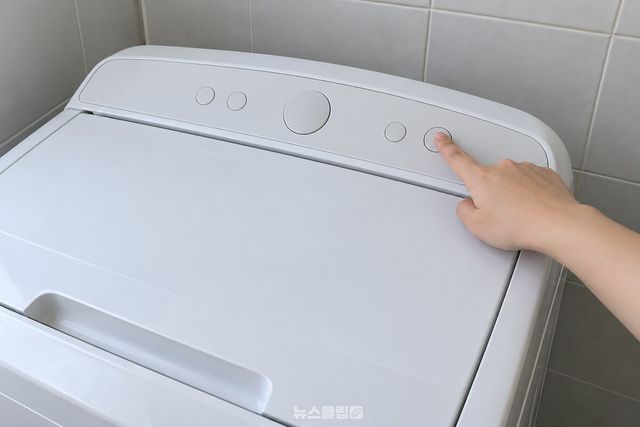 통세척을 시작하려고 세탁기 조작부를 누르는 모습 / 기사 이해를 돕기 위한 생성형 이미지