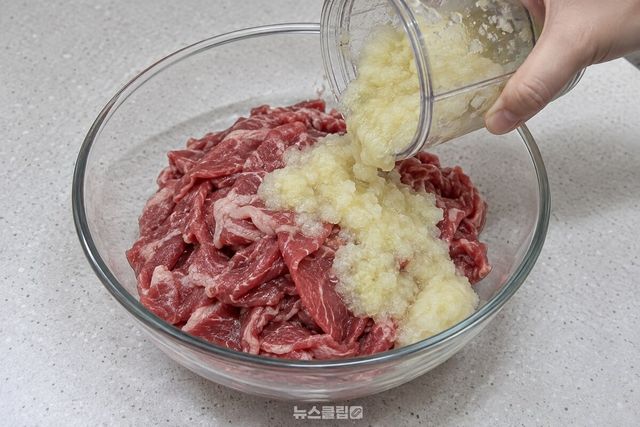 갈아 낸 사과 과육을 얇게 썬 소고기에 먼저 붓는 준비 장면. / 기사 이해를 돕기 위한 생성형 이미지