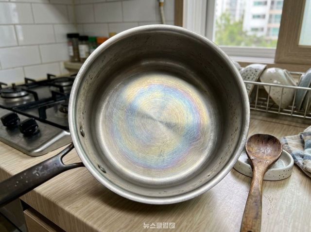스테인리스 냄비 무지개 얼룩 / 사진=뉴스클립