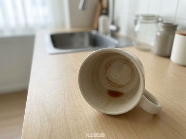 컵 커피 얼룩 / 기사 이해를 돕기 위한 Ai 이미지