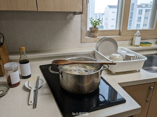 냄비 넘침 / 기사 이해를 돕기 위한 AI 이미지