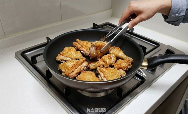 치킨 / 기사 이해를 돕기 위한 AI 이미지