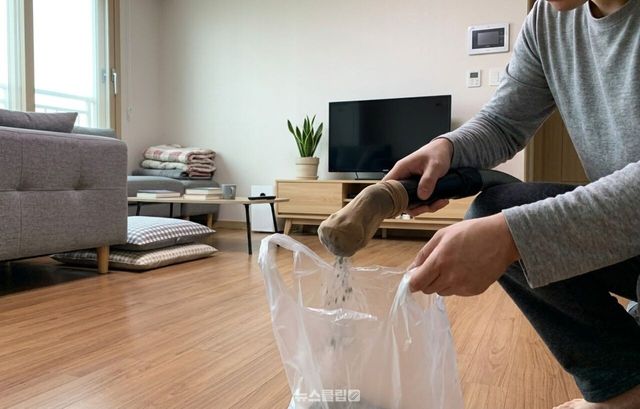 청소기 스타킹 활용 / 기사 이해를 돕기 위한 AI 이미지