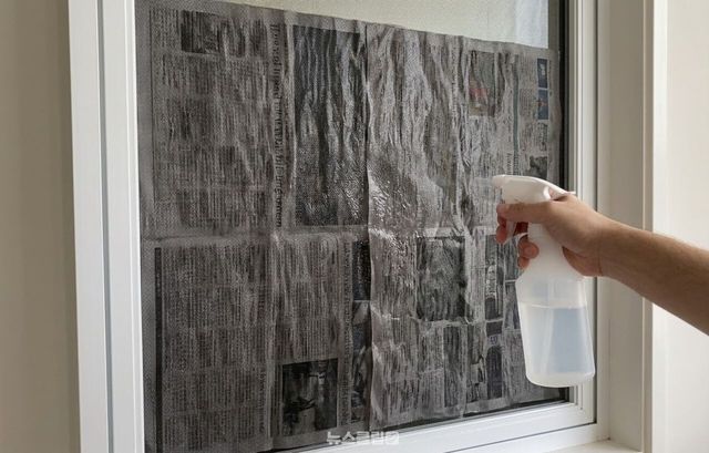 방충망 신문지 청소법 / 기사 이해를 돕기 위한 AI 이미지