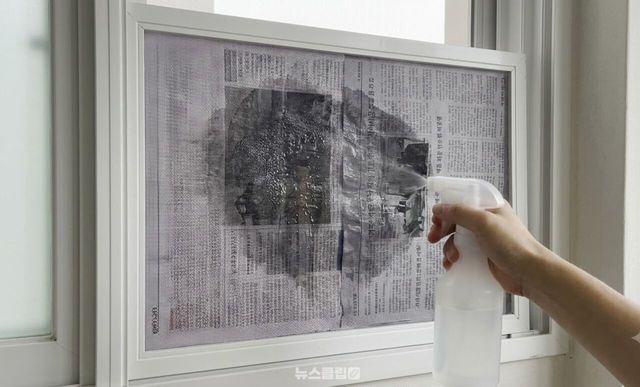 방충망 신문지 청소법 / 기사 이해를 돕기 위한 AI 이미지