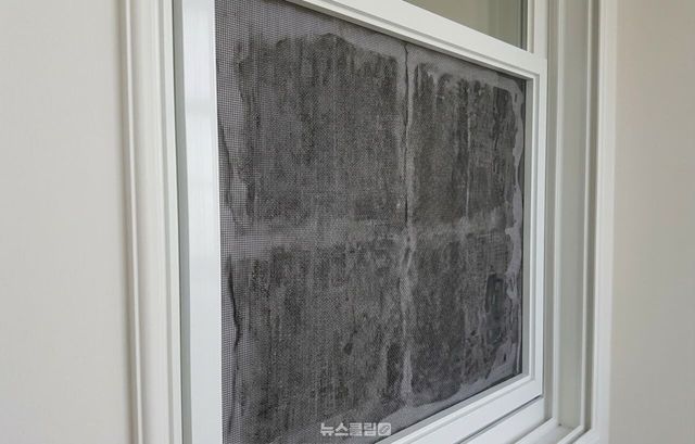 방충망 신문지 청소법 / 기사 이해를 돕기 위한 AI 이미지