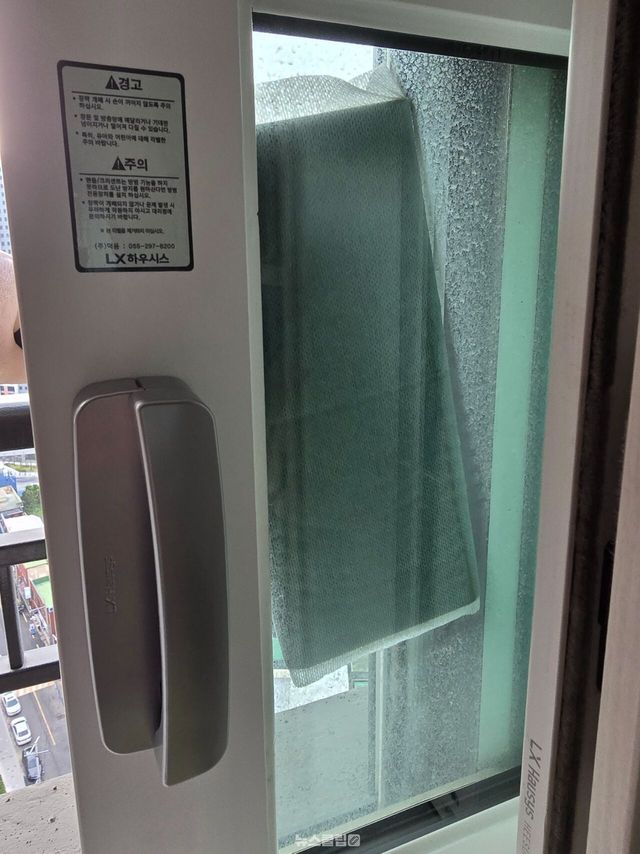 밀대로 바깥 창문 청소 / 뉴스클립