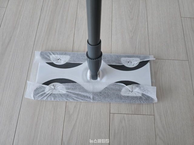 밀대로 바깥 창문 청소 / 뉴스클립