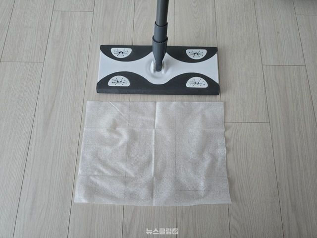 밀대로 바깥 창문 청소 / 뉴스클립