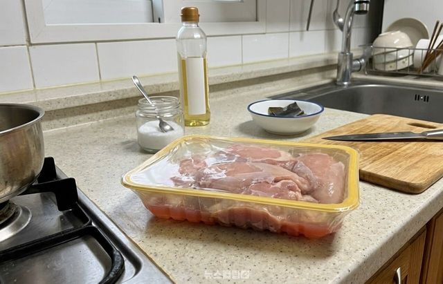 복날 닭고기 / 기사 이해를 돕기 위한 AI 이미지