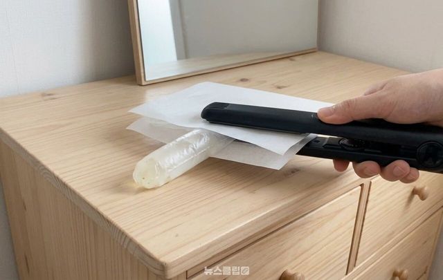 비닐장갑을 활용한 여행 화장품 소분 / 기사 이해를 돕기 위한 AI 이미지