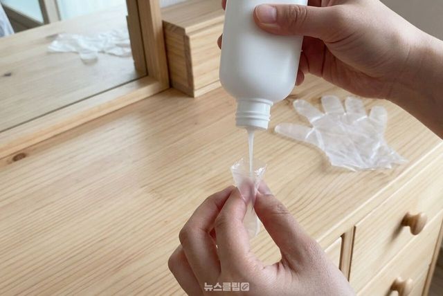 비닐장갑을 활용한 여행 화장품 소분 / 기사 이해를 돕기 위한 AI 이미지