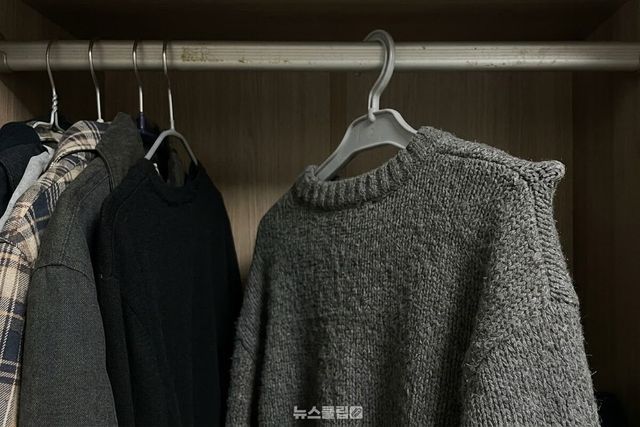 옷걸이에 오래 걸어 둔 니트 어깨가 옷걸이 끝 모양대로 뾰족하게 솟아 있다. / 기사 이해를 돕기 위한 생성형 이미지