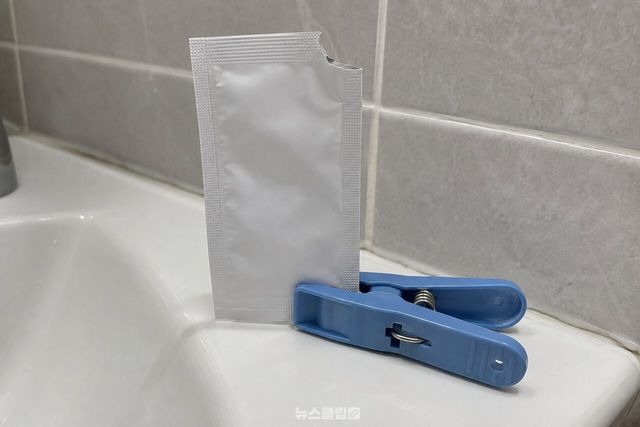 빨래집게를 받침 삼아 세워둔 샘플 봉지 / 기사 이해를 돕기 위한 생성형 이미지