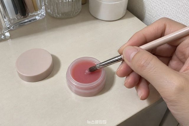 립 브러시로 덜어 쓰는 컬러 립밤 / 기사 이해를 돕기 위한 생성형 이미지