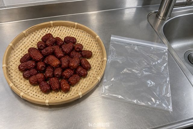 싱크대 상판에 올려 둔 대나무 채반과 빈 지퍼백, 그 옆에 담아 둔 말린 대추. / 기사 이해를 돕기 위한 생성형 이미지
