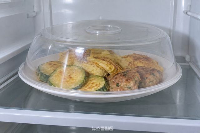 냉장 보관한 모둠전이 흰 접시에 남아 있는 모습. / 기사 이해를 돕기 위한 생성형 이미지