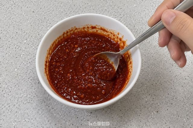 작은 흰 그릇에 고추장 양념 재료를 고루 섞고 있다. / 기사 이해를 돕기 위한 생성형 이미지
