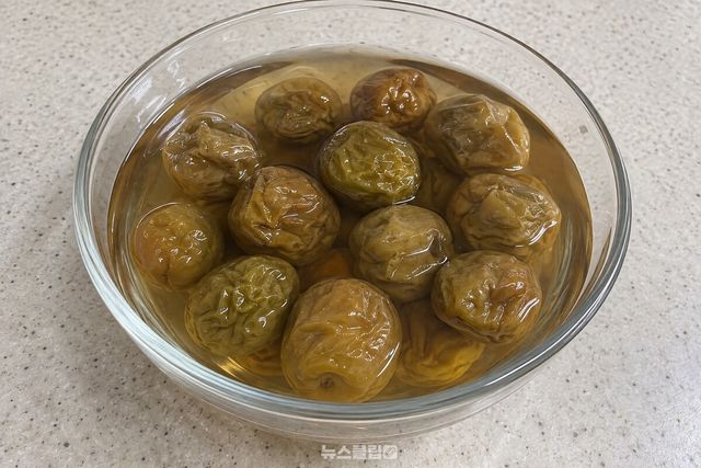 100일쯤 지난 매실은 주름진 껍질만 남은 모습으로 액 안에 담겨 있다. / 기사 이해를 돕기 위한 생성형 이미지