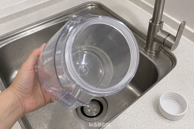 물을 비운 가습기 물통을 기울여 안쪽 벽을 들여다본 모습, 바닥 가까운 한 곳에만 옅고 흰 띠가 보인다. / 기사 이해를 돕기 위한 생성형 이미지