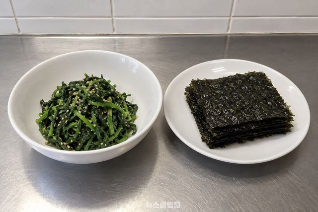 흰 멜라민 그릇에 담긴 상온의 나물 반찬과 잘라 놓은 김. / 기사 이해를 돕기 위한 생성형 이미지