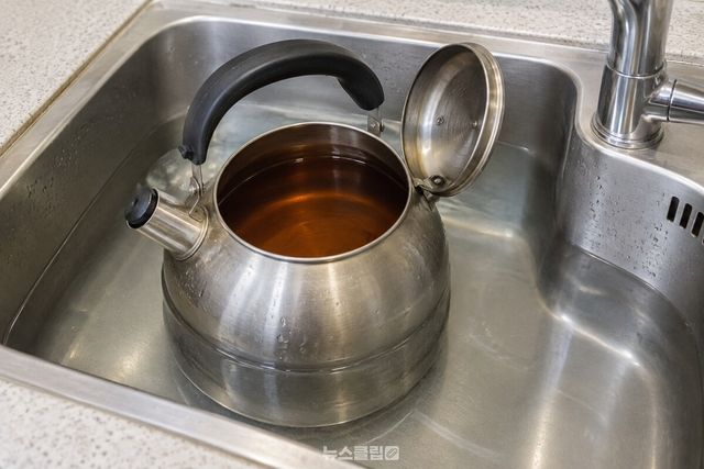 찬물을 받은 개수대에서 뚜껑을 열어 둔 주전자의 보리차를 식히는 모습. / 기사 이해를 돕기 위한 생성형 이미지
