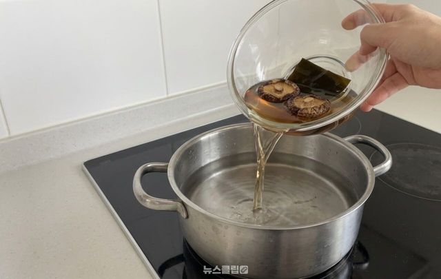 표고버섯 잔치국수 / 기사 이해를 돕기 위한 AI 이미지