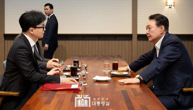 지난 10월 21일 윤석열 대통령과 한동훈 국민의힘 대표의 면담 사진. ⓒ대통령실