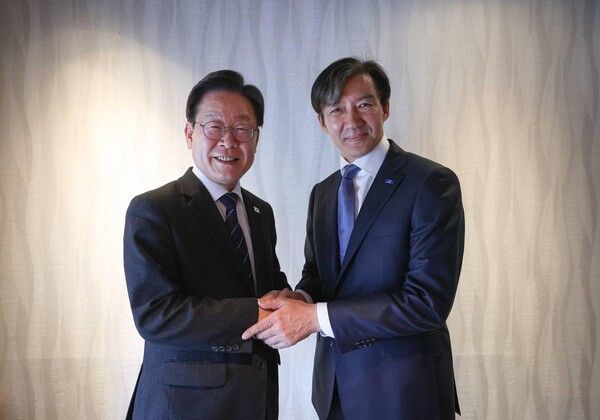 이재명 대표와 조국 대표가 지난 25일 서울 한 중식당에서 만찬 회동하며 악수하는 모습. ⓒ조국 대표 페이스북