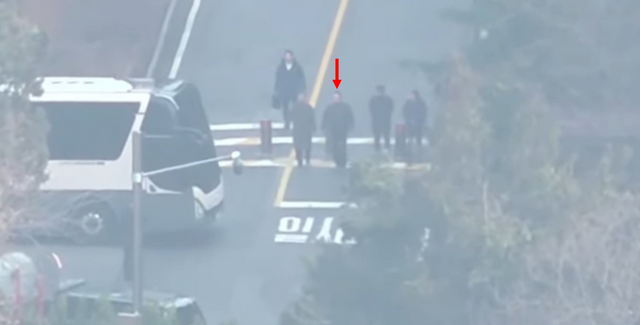 윤석열 대통령이 8일 오후 12시 50분경 7분간 서울 용산구 한남동 관저 밖 2차 저지선인 삼거리까지 나와 경호처 직원들로 추정되는 남성들에게 무언가 지시하고 있다. ⓒ유튜브 채널 '오마이TV' 영상 캡처