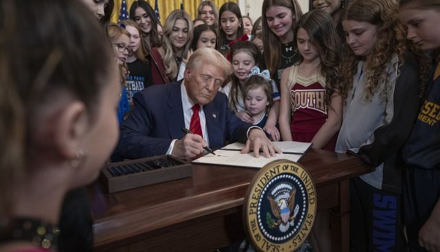도널드 트럼프 대통령이 한국시간 6일 백악관에서 다양한 나이대의 여성 선수들을 초청해 '트랜스젠더 여성스포츠 출전 금지' 행정명령에 서명하고 있다. ⓒ도널트 트럼프 미국 대통령 'X' 캡처