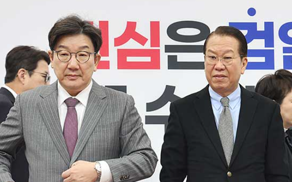 (왼쪽부터) 국민의힘 권성동 원내대표와 권영세 비상대책위원장. ⓒ국민의힘