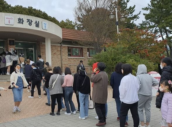 진해 '군항제' 첫 날 풍물시장의 줄 서있는 화장실 풍경