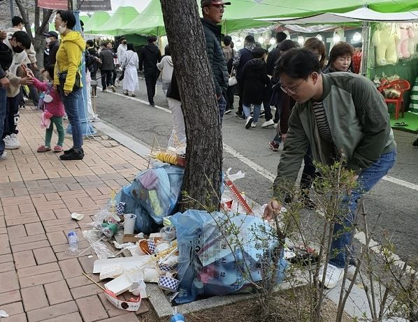 진해 '군항제' 첫 날 풍물시장 주변에 쌓인 쓰레기
