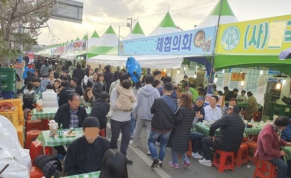 진해 '군항제' 첫 날 관광객들로 북적이는 풍물시장 모습