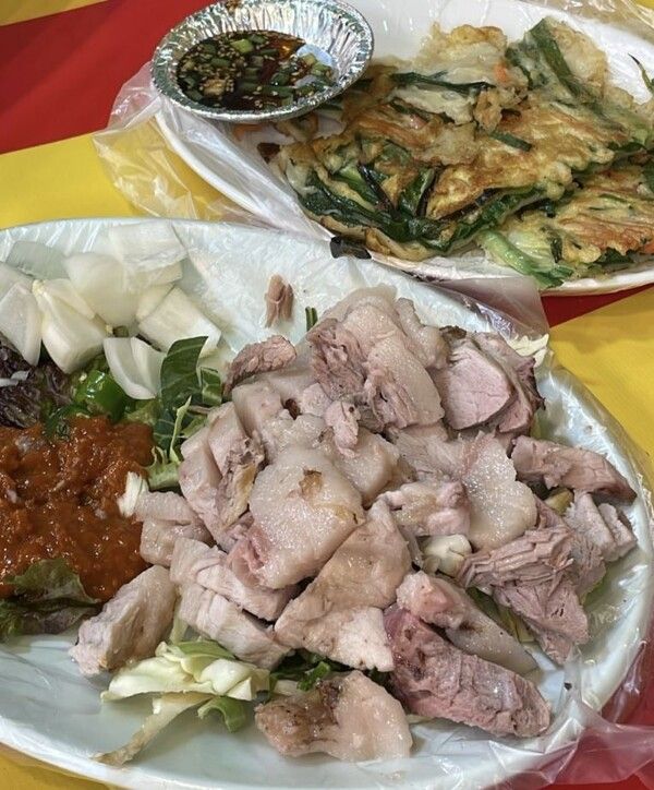 온라인커뮤니티 사진 캡처 / 진해 '군항제'에서 먹은 5만원짜리 통돼지바베큐 사진