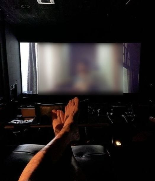 정용진 신세계 부회장 인스타그램 사진 캡처 / 영화 '다만 악에서 구하소서' 인증샷 올린 정용진