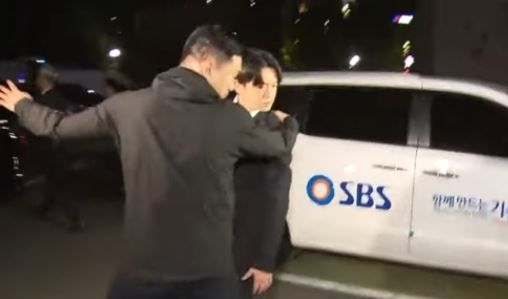 커피병 맞은 후 뒤돌아보는 유아인 / 사진 = SBS 뉴스