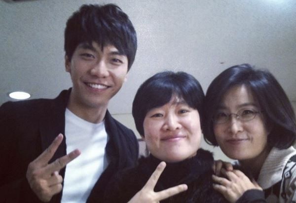 왼쪽부터 이승기, 권진영 대표, 이선희 사진